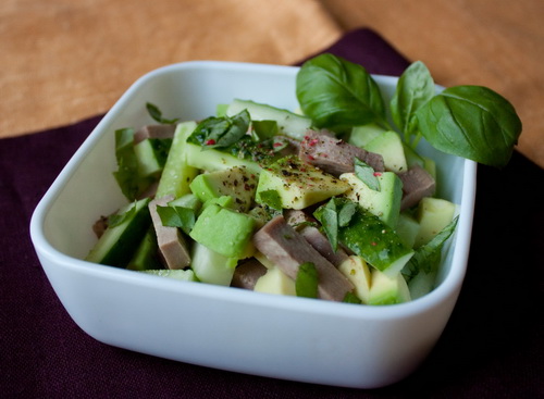 Салат с языком, маринованным луком, горошком и огурцами