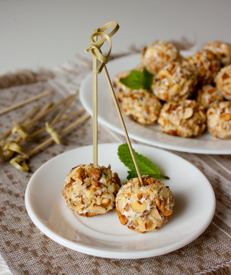 Закуска из курицы с чесноком, майонезом и грецкими орехами «Елочные шары»