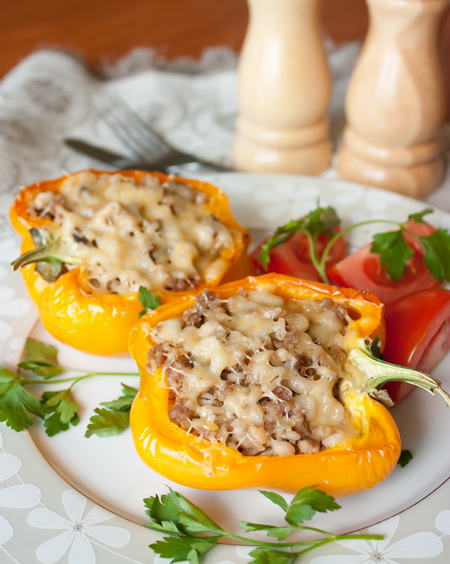 Перец, фаршированный мясной начинкой