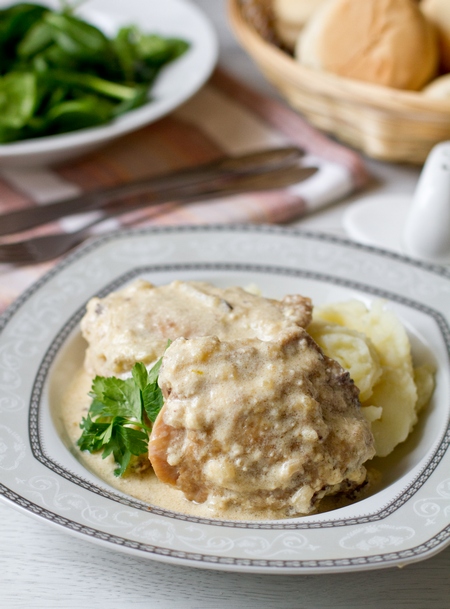 Курица в сливочном соусе с орехами и черносливом