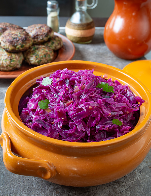 Салат из краснокочанной капусты с кукурузой и колбасой. Вкусное блюдо за 5 минут!